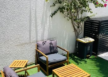 شاليه بمسطح اخضر وجلسة خارجية