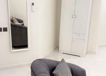 استديو بأثاث مريح وبسيط 