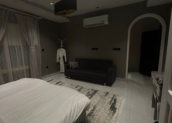 شقة أنيقة بصالة وغرف نوم