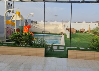 شاليه بجلسة خارجية على المسبح 
