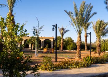 مزرعة بمناظر خلابة وجلسة خارجية 