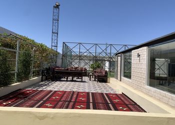 استراحة بجلسة خارجية ومسبح داخلي