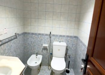 شاليه بصالة جلوس وإطلالة مميزة 