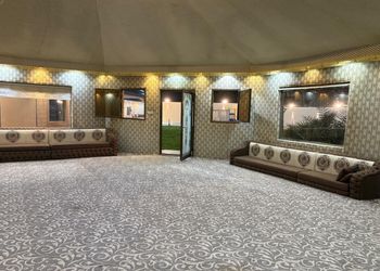 استراحة بمسبح خارجي وجلسة خارجية