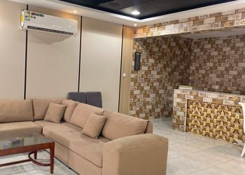 شاليه بجلسة تطل على مسبح خارجي 
