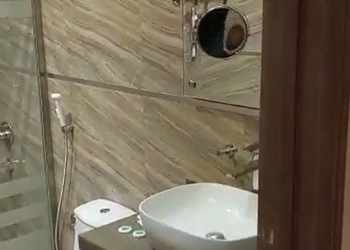 شاليه بمسطح اخضر وجلسة خارجية 