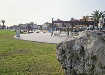 شاليه بجلسة مطلة على البحر