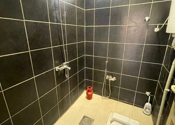شاليه بجلسة تطل على مسبح خارجي 