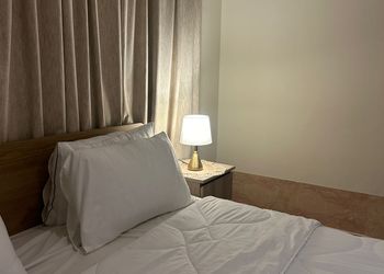 استديو بأثاث مريح وبسيط 