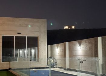شاليه بمسطح اخضر ومسبح