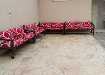 شاليه بجلسة خارجية ومسطح اخضر