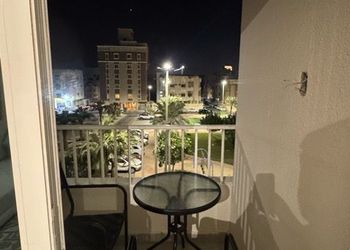 شقة بصالة أنيقة وغرفة نوم 