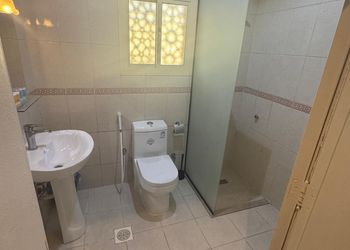 شقة  بصالة جلوس وغرف نوم