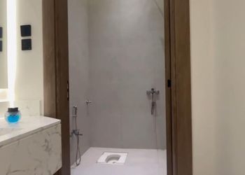 شاليه بمسطح اخضر وجلسة خارجية 