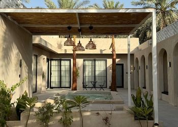 شاليه بجلسة تطل على مسبح خارجي 