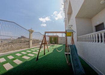 شقة بغرفة معيشة وغرفتين نوم 