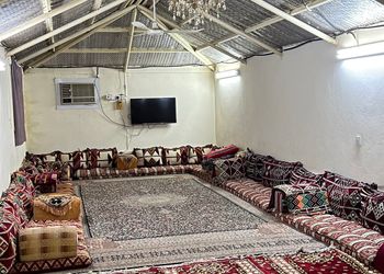 استراحة بمجلس وفناء خارجي 