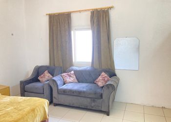 شقة بصالة وثلاث غرف نوم
