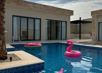 شاليه بصالة مطلة على المسبح 