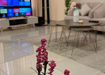 شالية بمسبح خارجي ومسطح اخضر