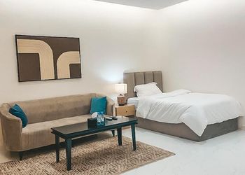 استديو بأثاث مريح وبسيط