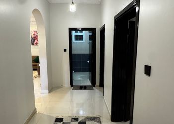 شقة بغرفتين نوم وصالة 