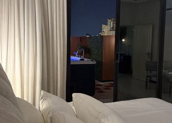 شقة بجاكوزي مطلة على الأبراج