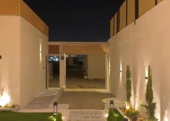 كوخ بجلسة خارجية وأجواء ريفية