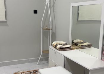 استديو بأثاث مريح وبسيط 