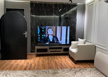 شالية بجلسة مطلة على المسبح 
