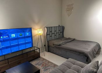 استديو بأثاث مريح وبسيط 