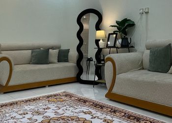 شقة بصالة وثلاث غرف نوم