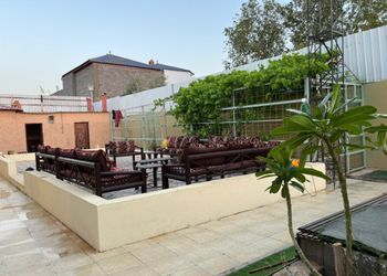 استراحة بجلسة خارجية ومسبح داخلي