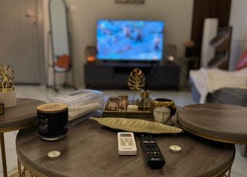 شقة بصالة انيقة وغرفة نوم
