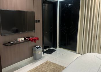 استديو بأثاث بسيط ومريح 