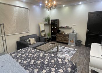 استديو بأثاث مريح وبسيط 