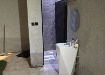 شاليه بجلسة تطل على مسبح خارجي 