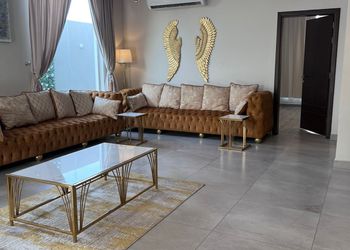 شاليه بصالة مطلة على المسبح 
