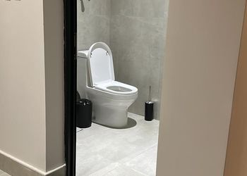 شقة بصالة أنيقة ودخول ذاتي