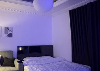 استديو بأثاث مريح وبسيط 