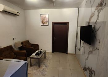 شقة بغرفة معيشة وغرفة نوم 