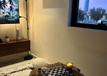 استديو بأثاث مريح وبسيط 