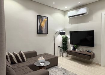 شقة بدخول ذاتي وغرفة نوم مريحة 