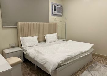 استديو بسرير ماستر وأثاث مريح 