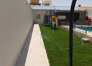 شاليه بمسطح اخضر ومسبح 