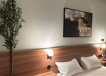 استديو بأثاث مريح وبسيط 