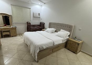 شقة بصاله وثلاث غرف نوم ومجلس 