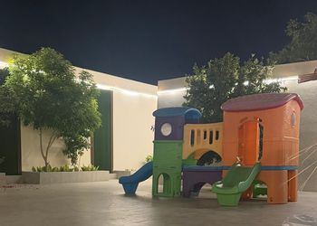 شاليه بجلسه خارجيه ومسبح