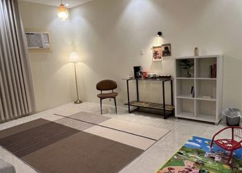 شقة بغرفتين نوم وصالة مريحة 