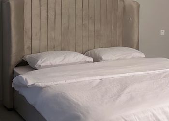 استديو بأثاث مريح وبسيط 